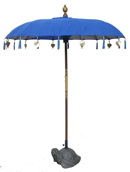 Artikelbild 1 des Artikels “Bali-Schirm, Farbe Türkis mit Holzmünzen und goldenen Blättern, die um den Rand hängen. Ca. 190cm Durchmesser und 250cm Höhe “